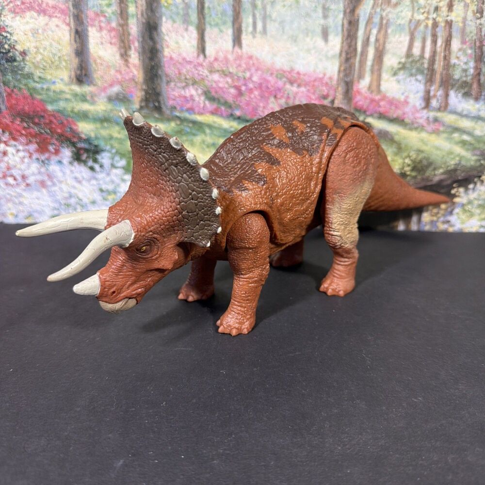 Jurassic World 2 Fallen Kingdom Roaring Triceratops Dinosaur Roarivores Brown